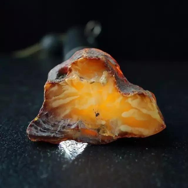 一刀穷两刀富原石,一刀穷一刀富翡翠原石开出帝王绿