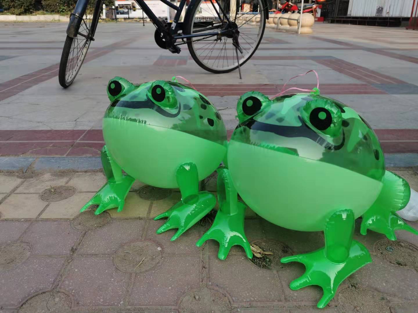 农村阿姨进城卖青蛙,供孙子上大学