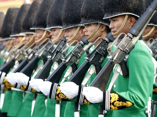 花里胡哨，极具特点的泰国皇家卫队，为何被称之为“彩虹卫队”