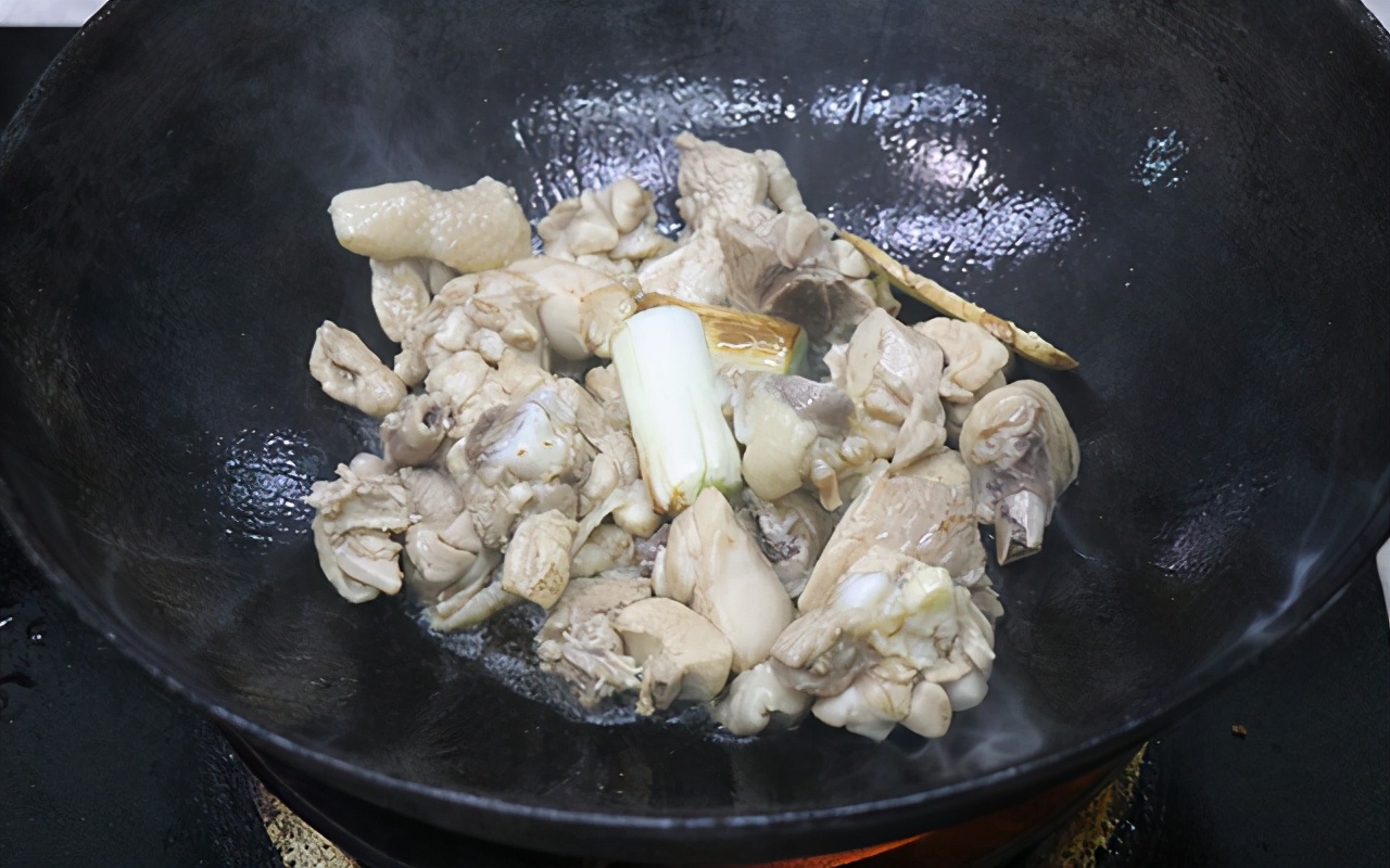 板栗烧鸡家常川菜,板栗烧鸡的做法板栗软糯鸡肉香嫩