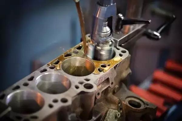 挖机发动机为什么不用国产的,挖机发动机动力不足的故障原因