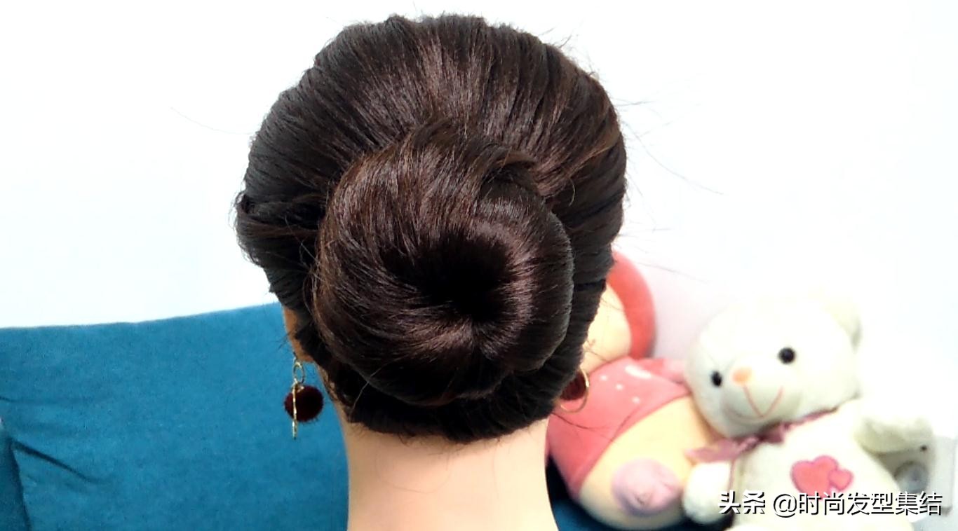 气质丸子头的简单扎法蓬松中长发,俏皮丸子头的简单扎法中长发