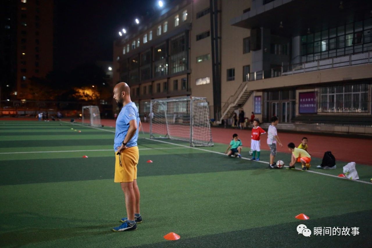 晚上的少年足球训练（一）