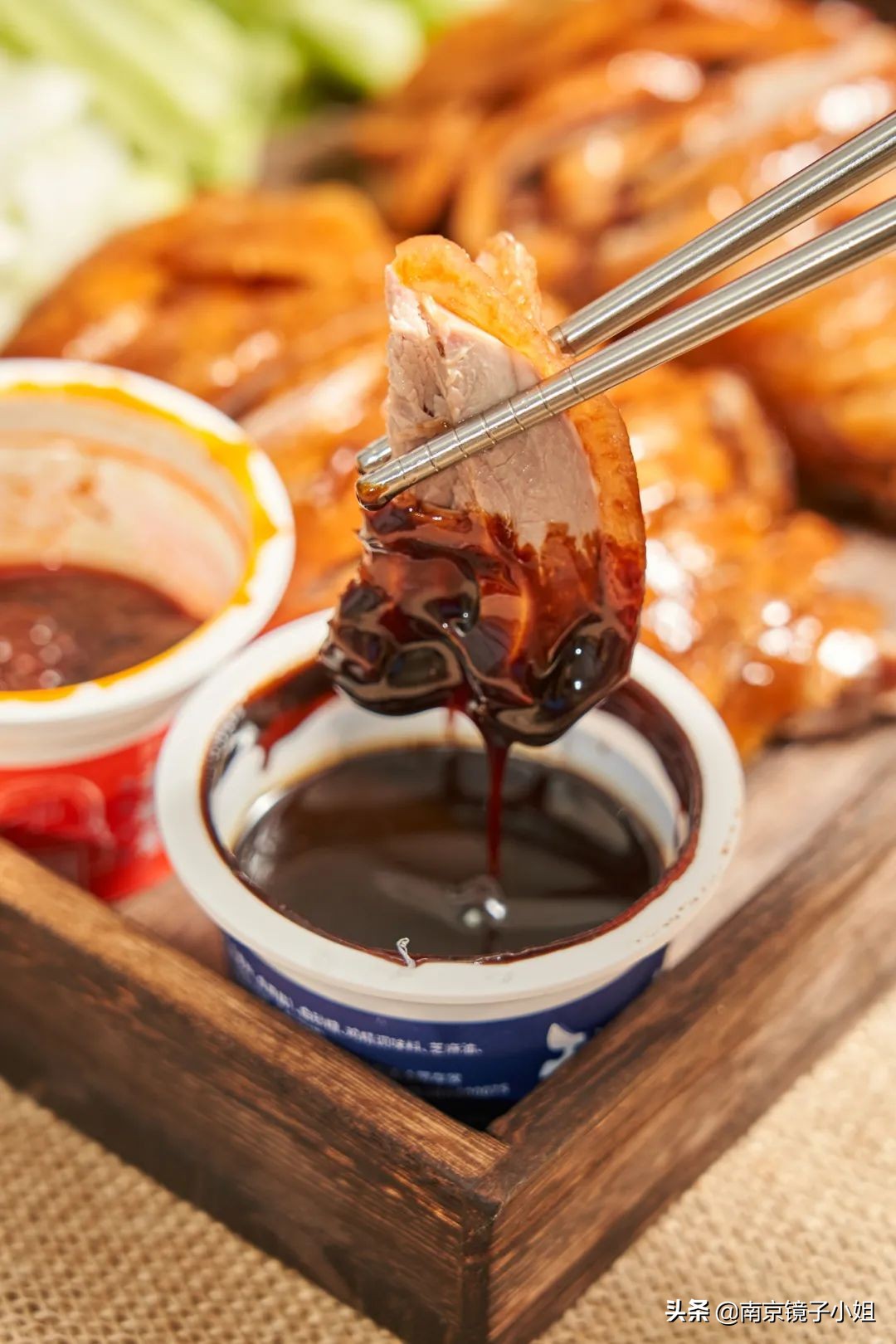 烤鸭最酥的一块鸭皮酥到了极点,味道纯正的烤鸭肉质鲜嫩