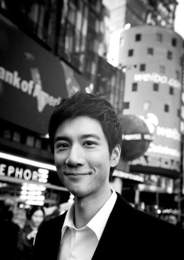 身价17亿的王力宏,王力宏穿破洞袜康熙来了