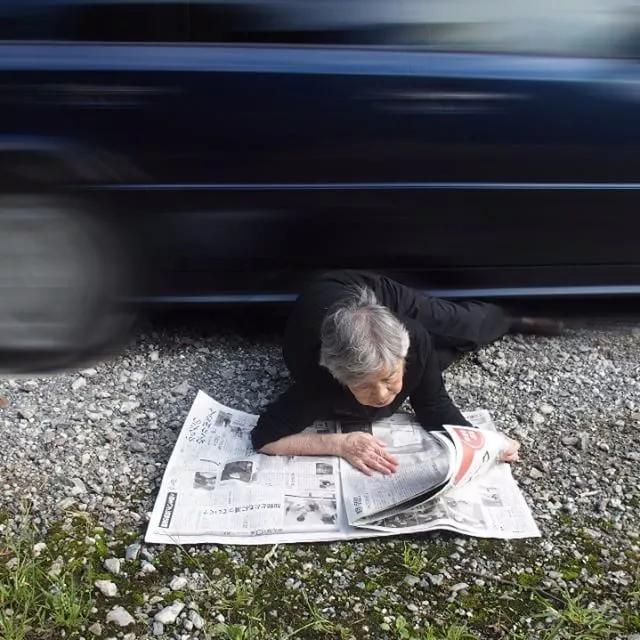 90岁日本老奶奶,酗酒飙车碰瓷,爱上自拍,人生乐趣多了100倍