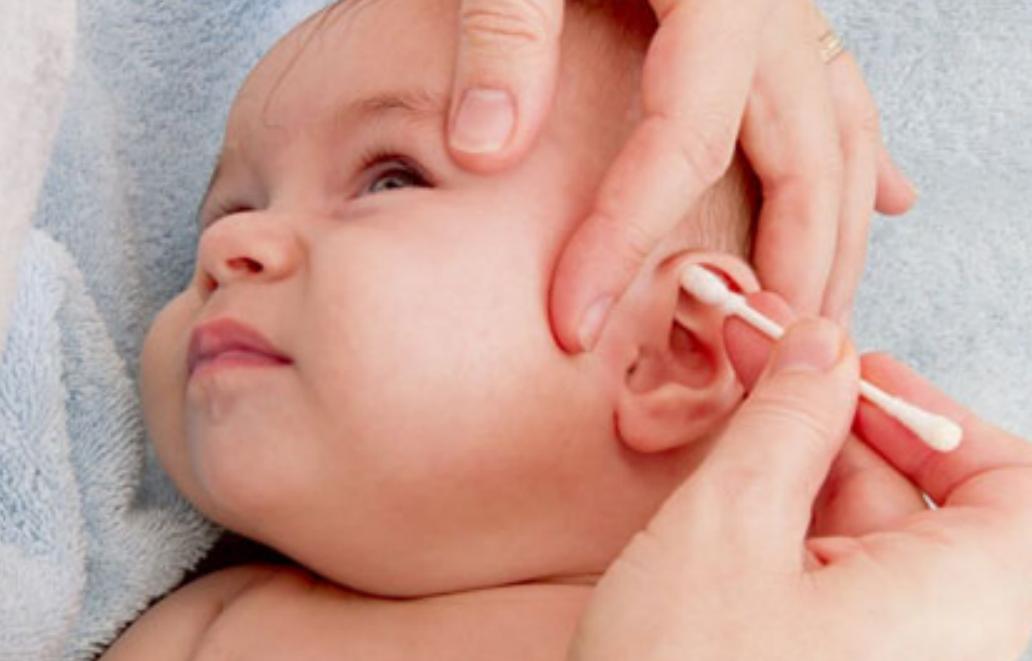 新生儿耳朵有个小孔正常吗,为什么新生儿宝宝耳朵有洞