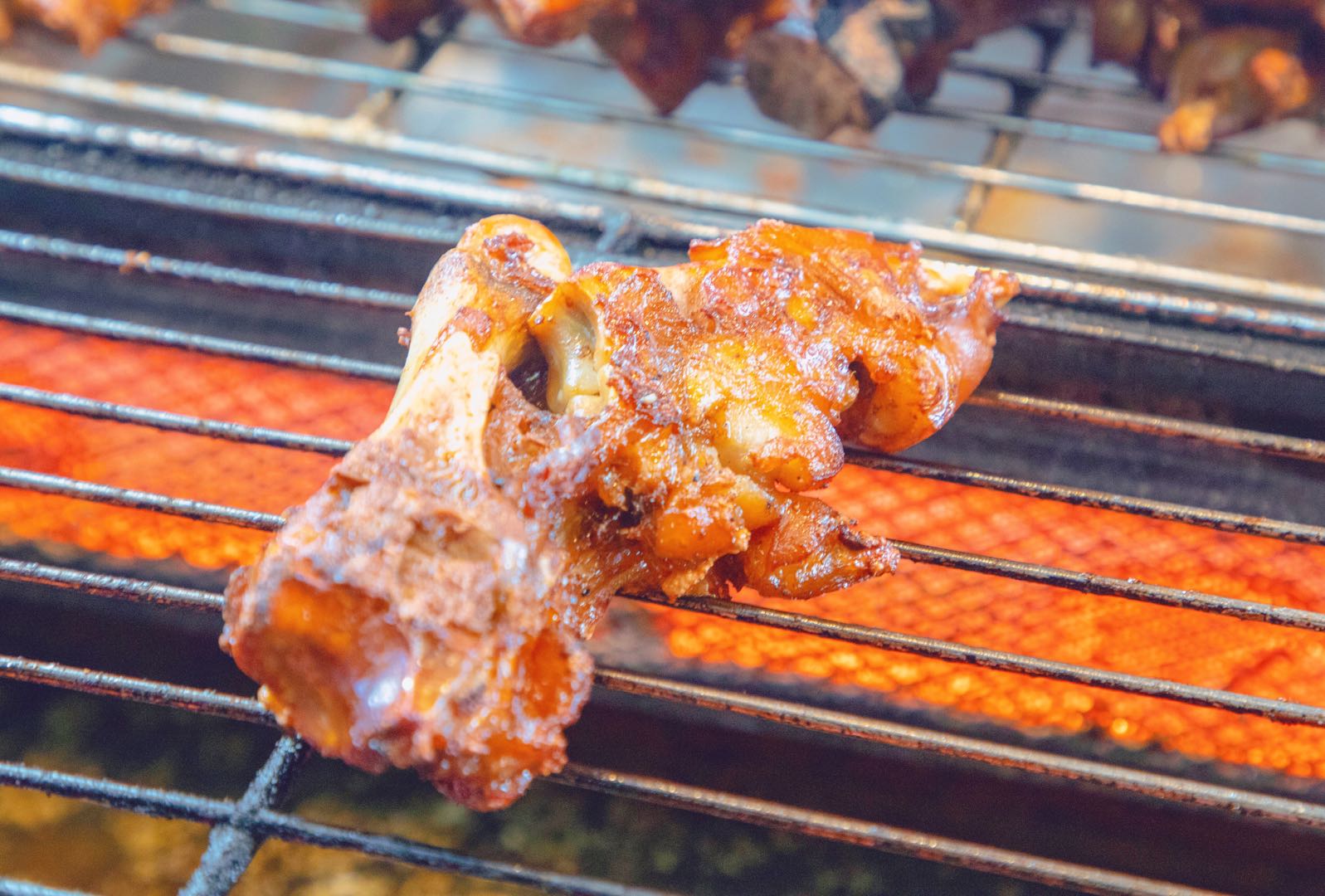 成都特色烤猪蹄哪家好吃,正宗脆皮烤猪蹄