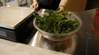 S潮牌在多伦多开了麻辣烫？！开业不到一个月，货柜空了…