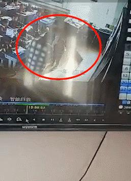 孩子被老师打的嘴巴出血,小学生被老师把耳朵打破皮