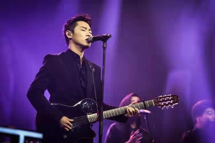 54岁李克勤为房贷被迫喝酒，携港姐嫩妻聚餐，透好声音不火原因