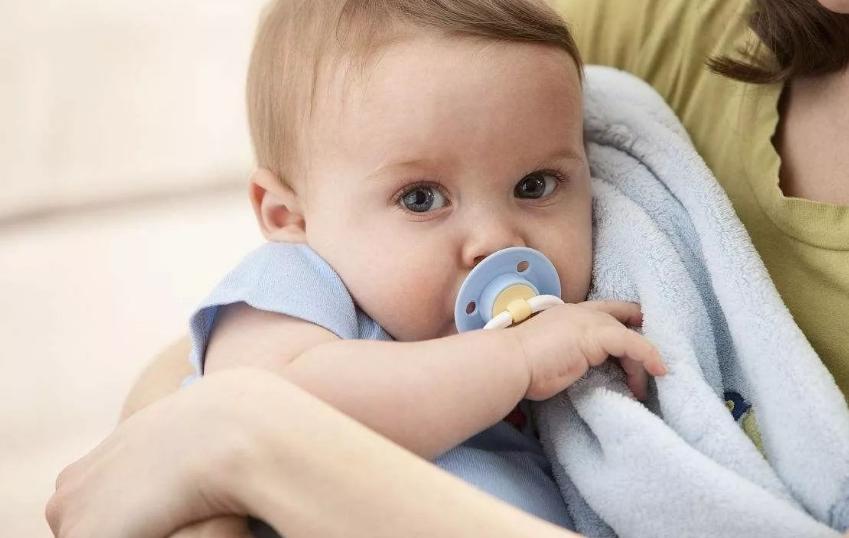 宝宝进入口欲期怎么办,正确引导宝宝口欲期