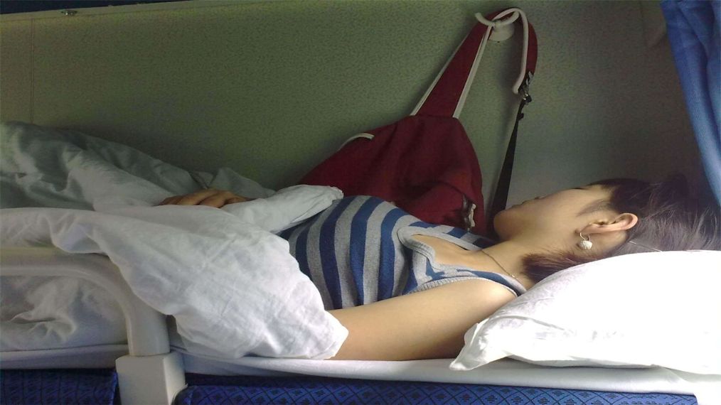 为什么坐火车不能下铺,火车不选上下铺会便宜吗