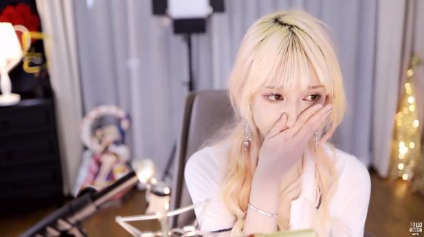 知名女主播张琪格直播拿户口本征婚：27，本科，明天就能领证