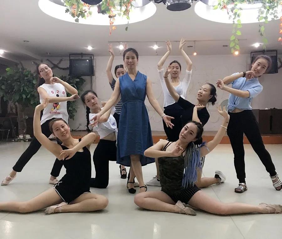 陕西*神教女**师：在学校标志性建筑前开直播，用舞蹈为疫情祈祷！