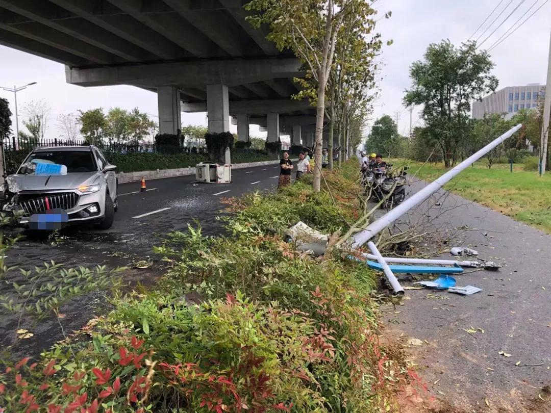 惊险车辆全部撞向货车,惊险轿车失控飞跃河堤开进河里