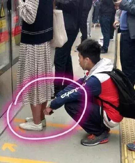 女孩们,小心你们裙底的镜头