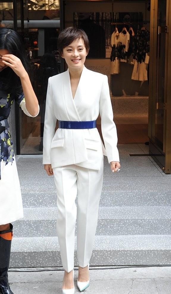 孙俪穿一字肩裙美回18岁,孙俪一袭黑色礼服裙造型