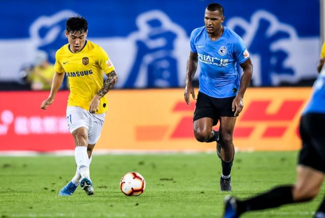 神仙打架!苏宁一方各轰2球,各收1张红牌,握手言和