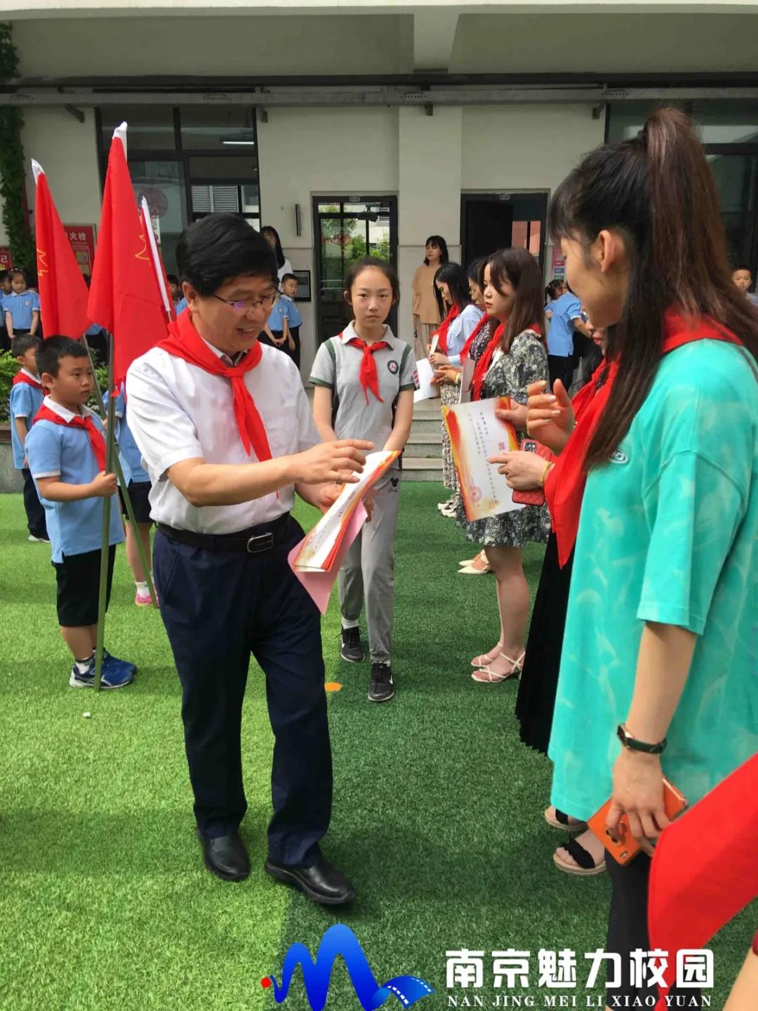 动态丨南京市百家湖小学:红领巾心向*党**2020级新生首批入队仪式