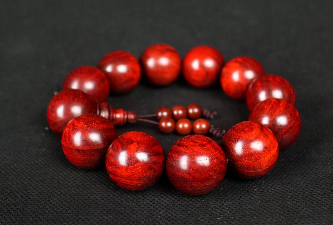 小叶紫檀满天星鉴别真假只需3秒,小叶紫檀木摆件真假鉴别方法图片