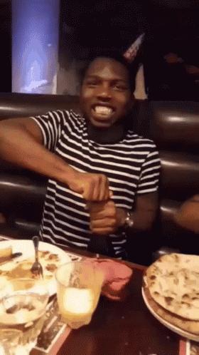 被香槟酒瓶塞打懵是一种什么体验?沙雕们纷纷给出答案