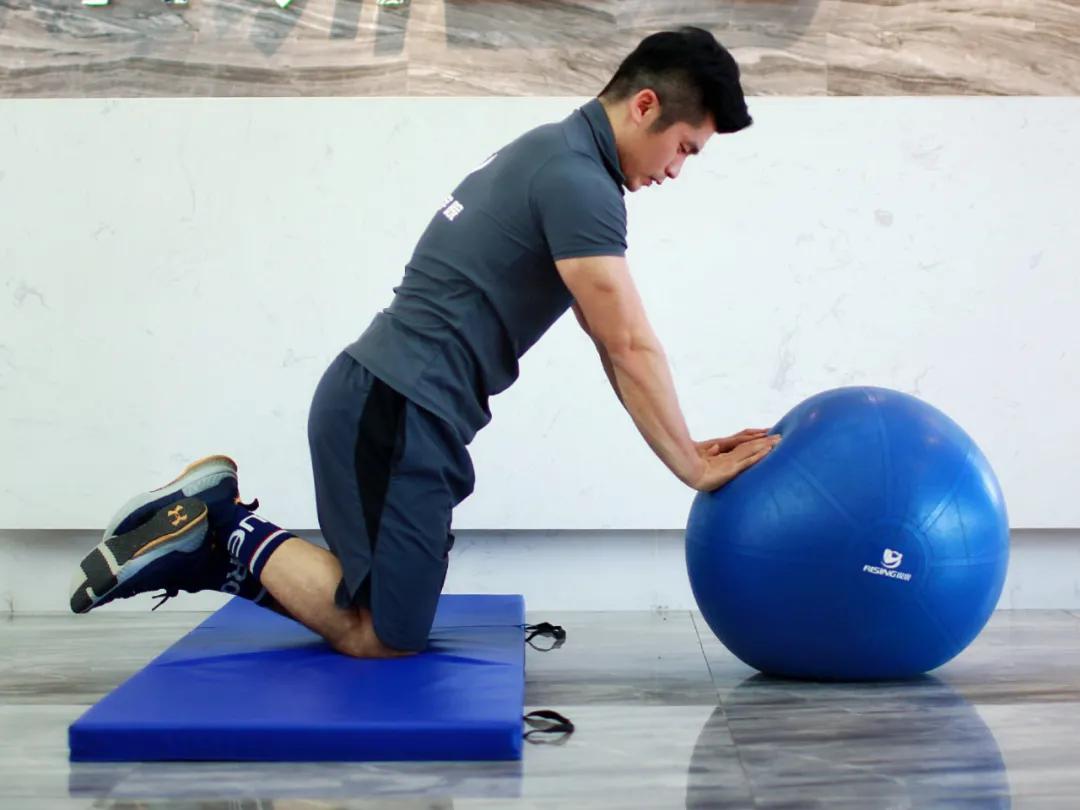 瑜伽球找平衡感,耀耀健身