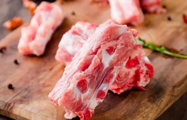 中国飞天猪还没消停,韩国白菜售价暴涨!1棵35,泡菜没法淹了