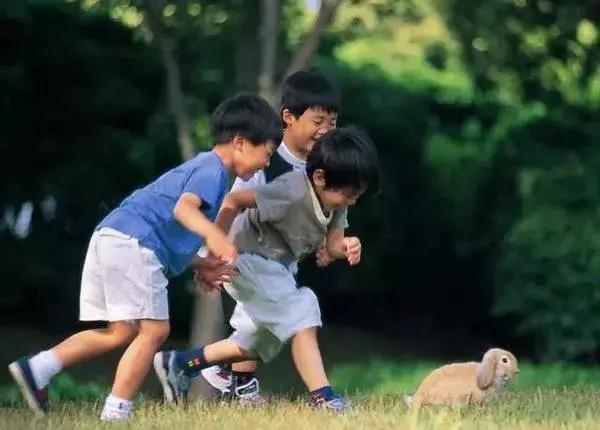 父母引导孩子学习中国传统文化,传承传统文化建立良好的人际关系