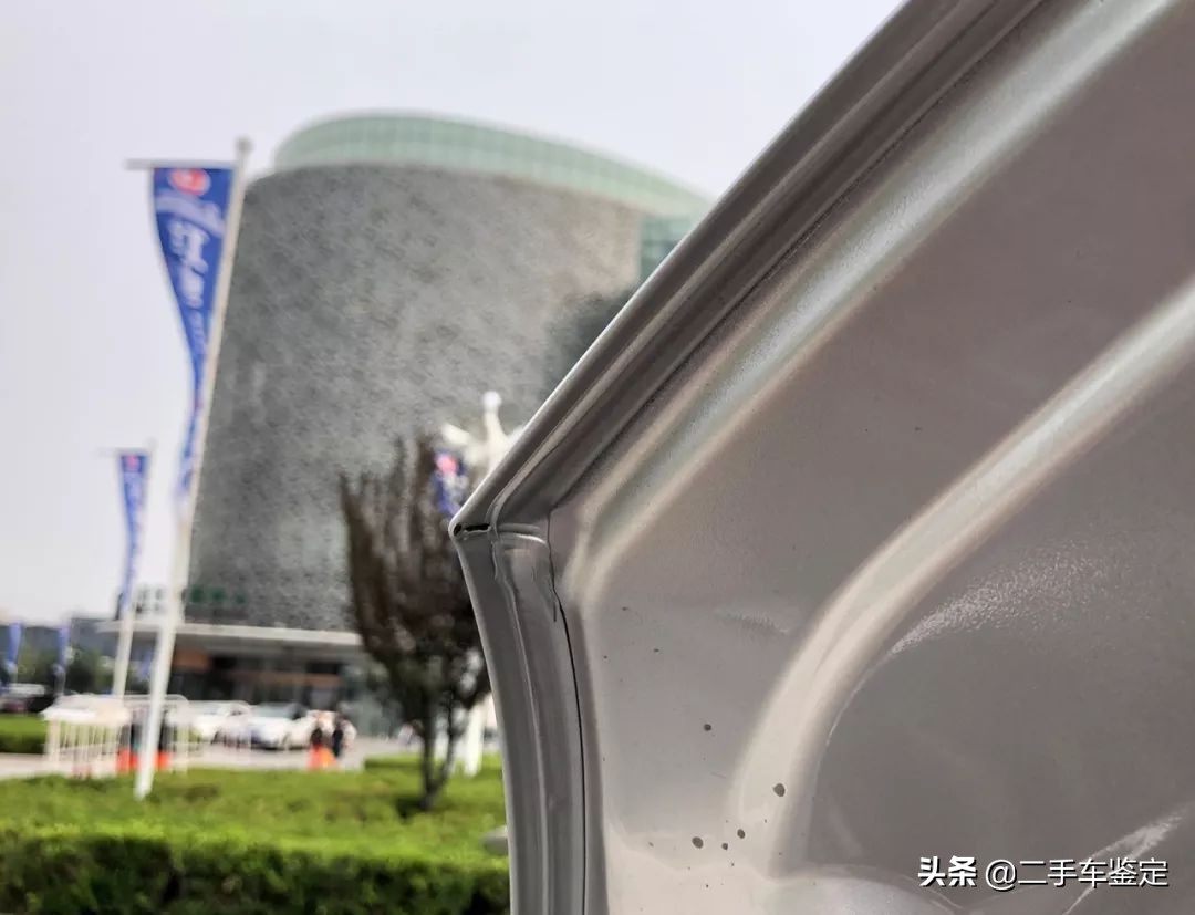 花冠车门上的三角板怎么拆,花冠车门内饰板怎么拆视频