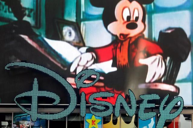 在迪士尼拍到的怪事,迪士尼董事长薪水是普通员工911倍