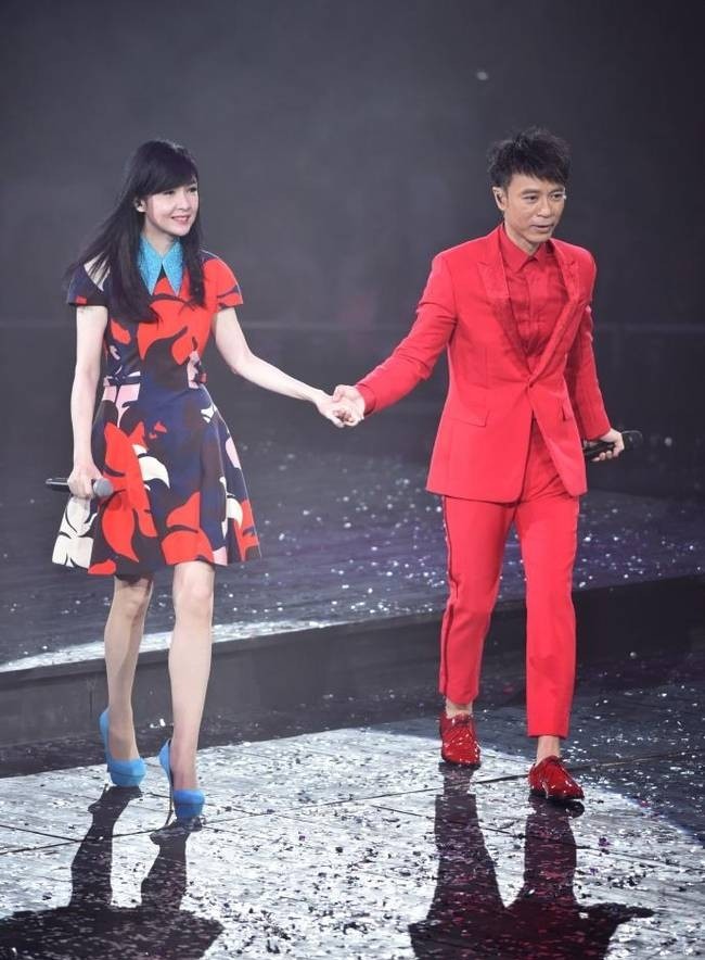 54岁李克勤为房贷被迫喝酒，携港姐嫩妻聚餐，透好声音不火原因