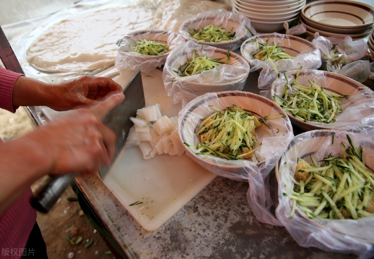 一个陕西男的在美国开面皮店,陕西小伙开米皮店