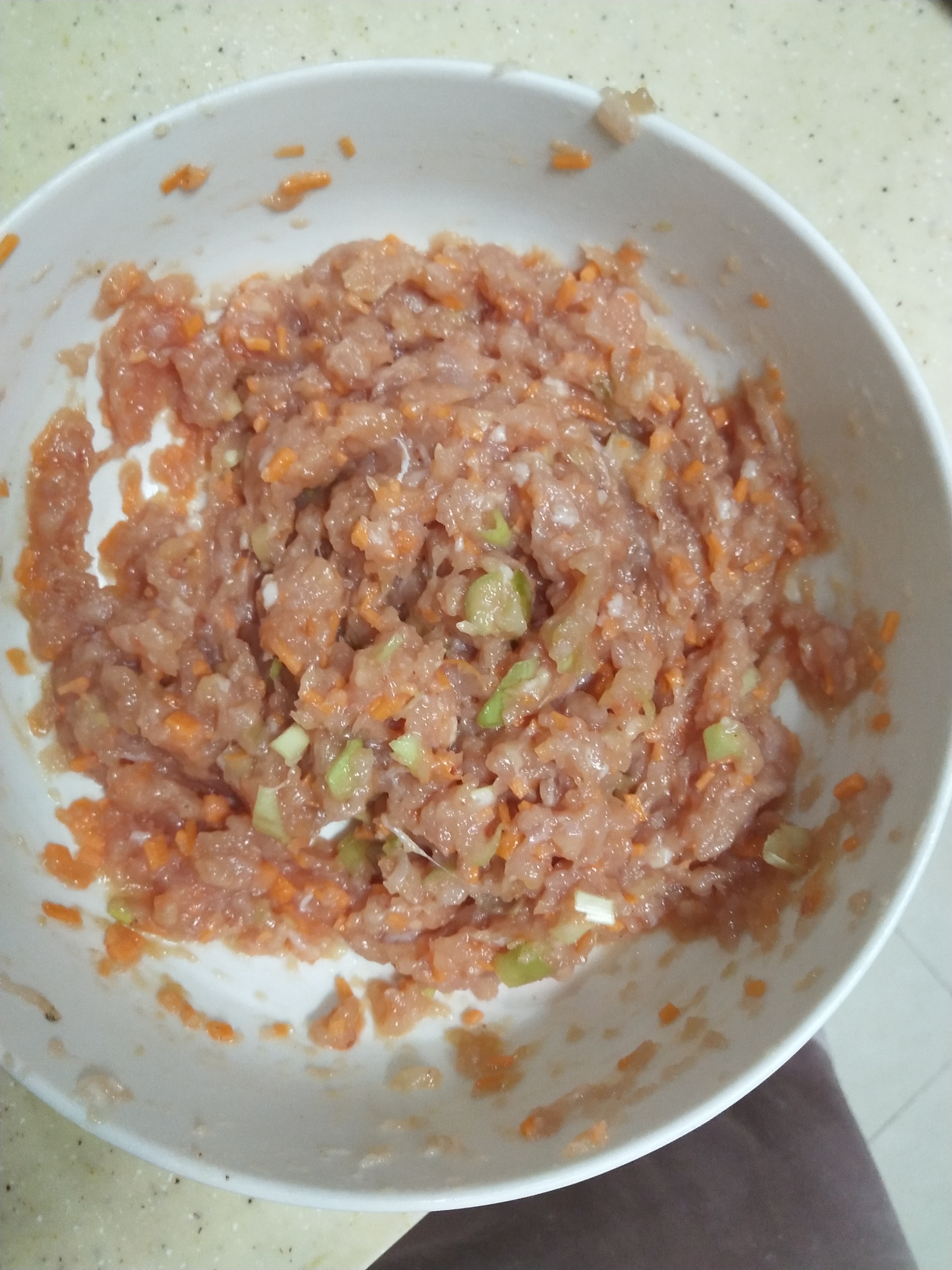 馄饨馅怎么调制又鲜又嫩不发酸,馄饨馅儿怎么调鲜嫩不柴