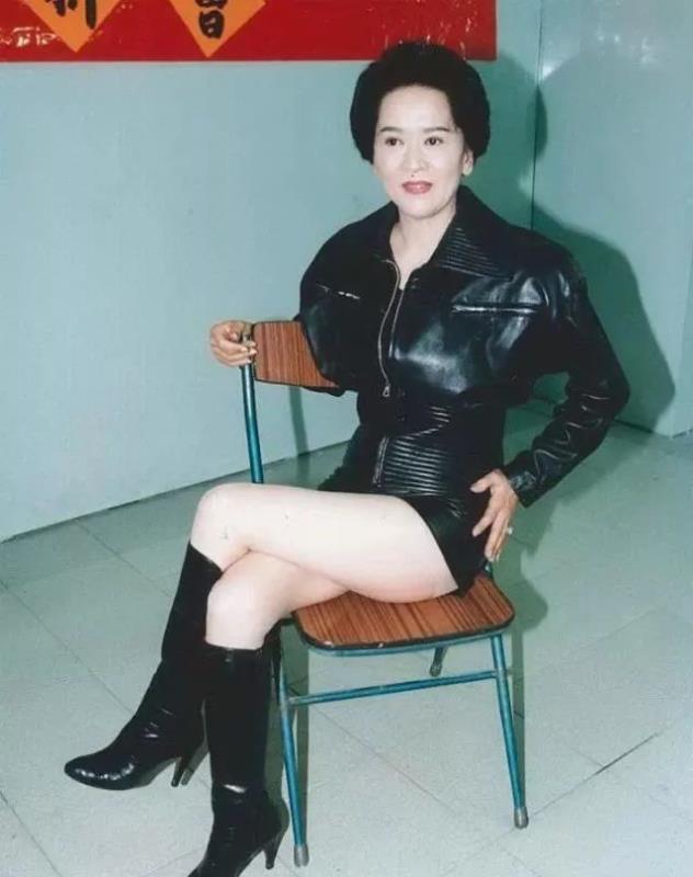 “大哥的女人”洪金梅,风尘女嫁粤剧名伶:4亿财产为何只得1元