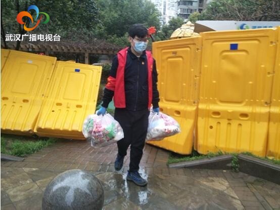 跑腿代购不停歇！他是社区防线的“万能团长”