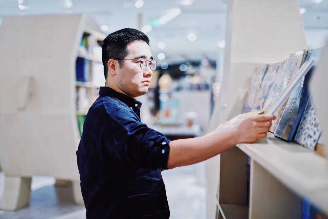 他用了30年的时间做一件事,给孩子100本最棒的童书