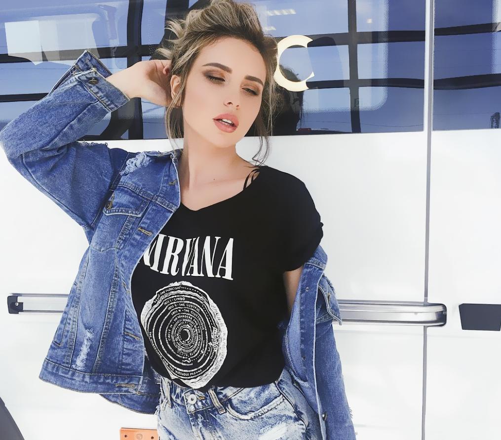 俄罗斯性感女王温柔和坚毅的融合，休闲+简约+高贵的多种穿搭风