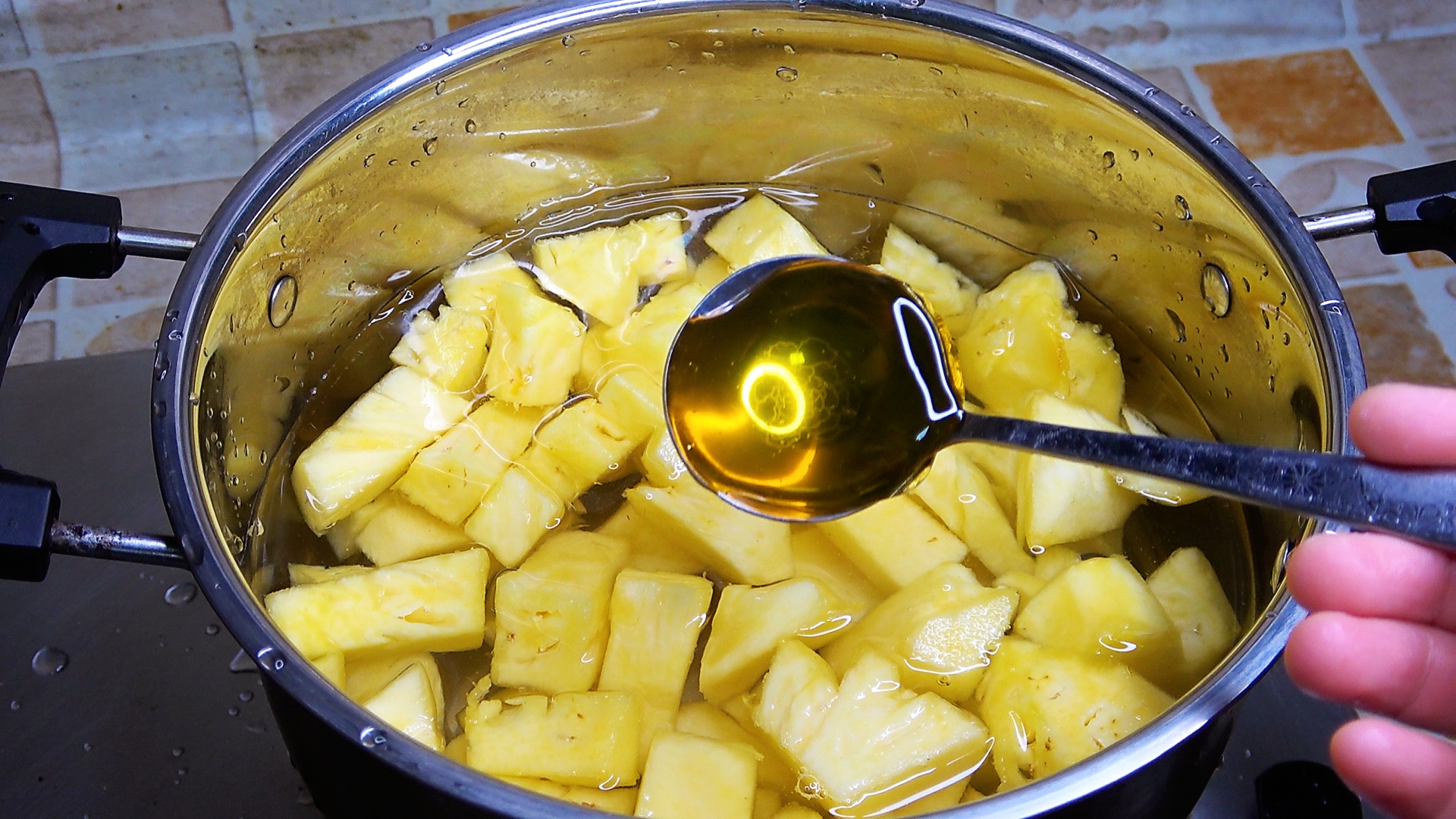 菠萝怎么用盐水泡几分钟才好吃,菠萝是不是用盐水泡一下比较好吃