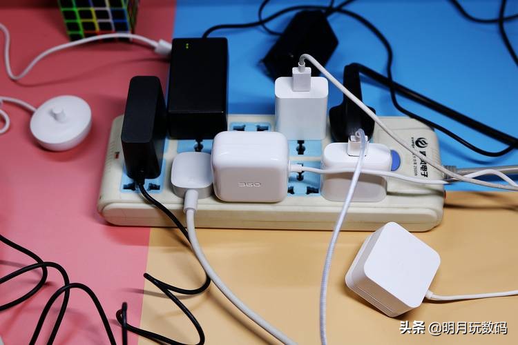 便于桌面收纳的插座,一个小小的插座