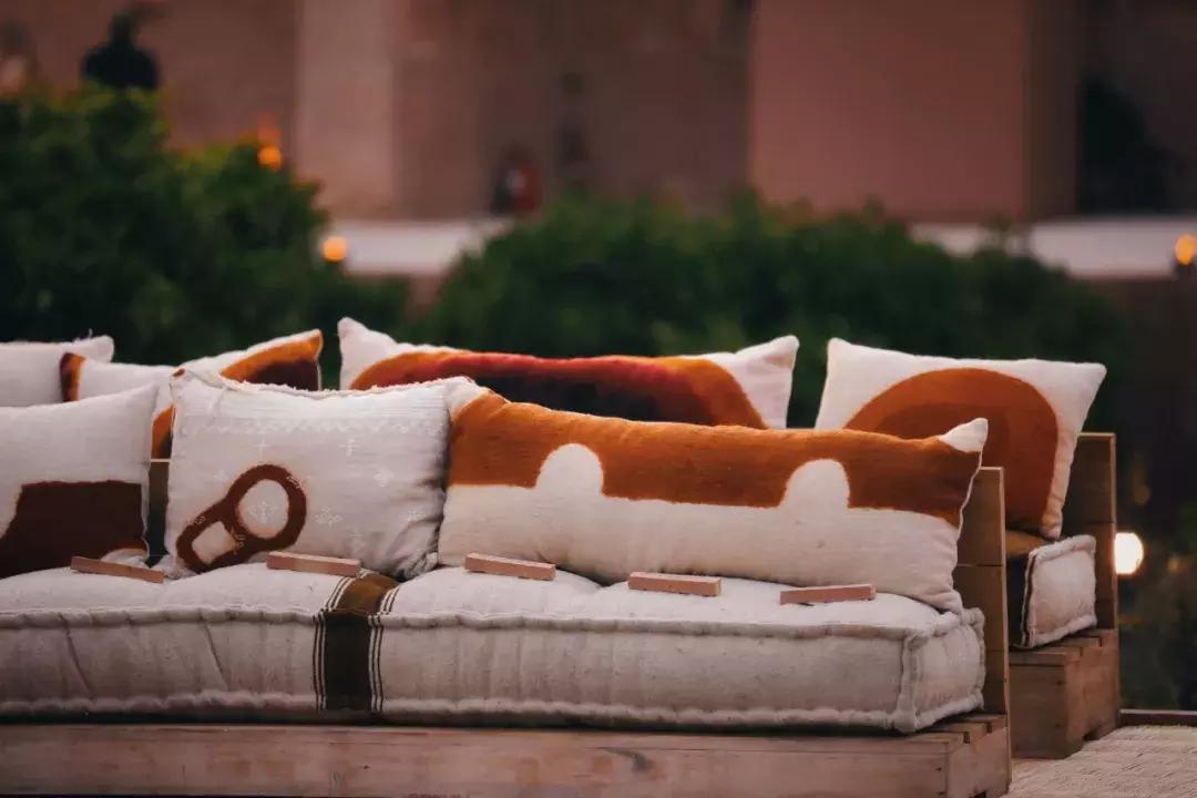 在摩洛哥皇宫，穿拖鞋看秀，是什么体验？