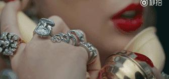 泰勒斯威夫特扔沙发,泰勒斯威夫特走出密林