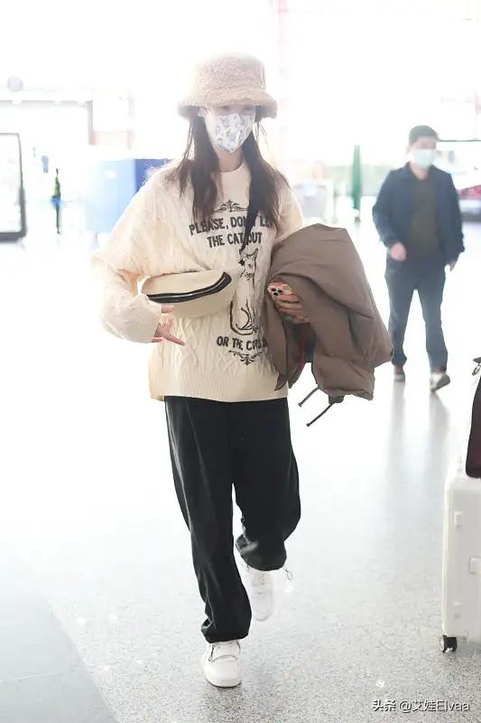 金晨逛完影城太端着,穿大码毛衣配直筒裤走机场,打扮低调过头了