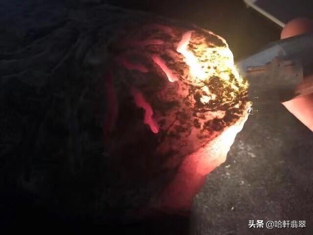 翡翠原石流氓开窗,翡翠原石开流氓窗是什么意思