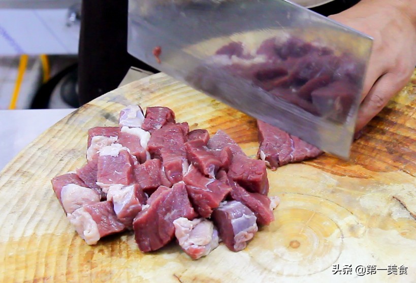 厨师长分享土豆炖牛腩的做法,大厨土豆牛腩炖得很烂秘诀