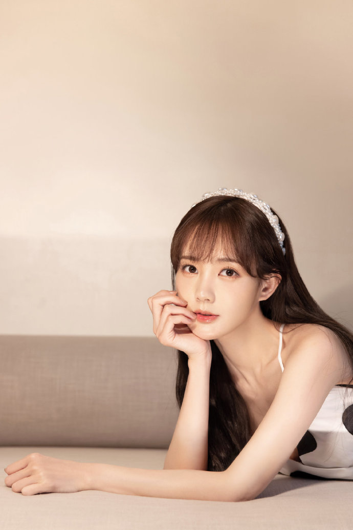 李一桐新剧造型美出新高度,李一桐穿深v纱裙