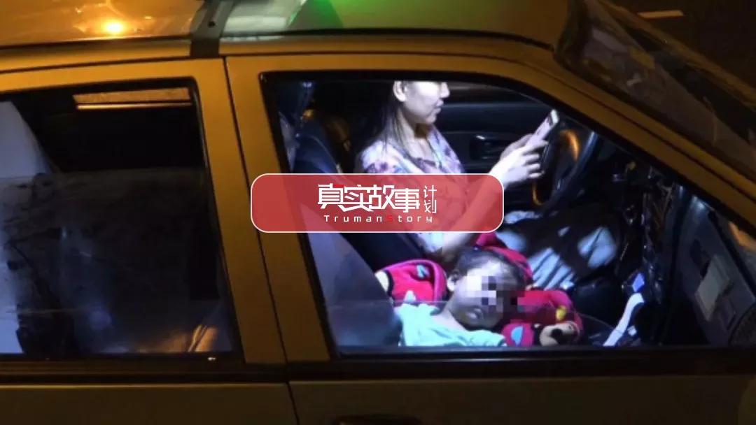 女司机带女儿上下班,女司机带三岁女儿上班