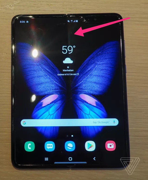 三星galaxyfold内屏有一条亮线,三星fold一代屏幕有条白线