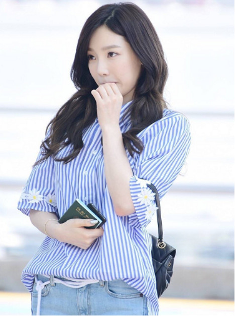 金泰妍白t牛仔裤,金泰妍背带裤