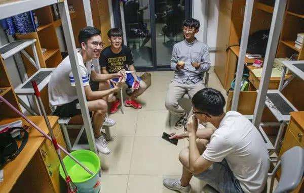 大学室友通宵游戏怎么办,大学室友熬夜我该怎么办